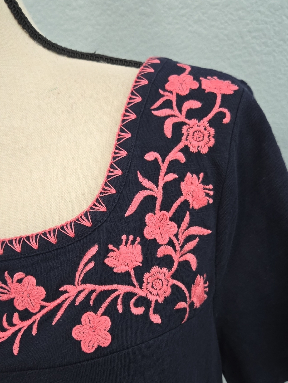 TALBOTS Navy Embroidered Squaree Neck Short-Sleeve Top Pink Floral Sz Large - Picture 4 of 11